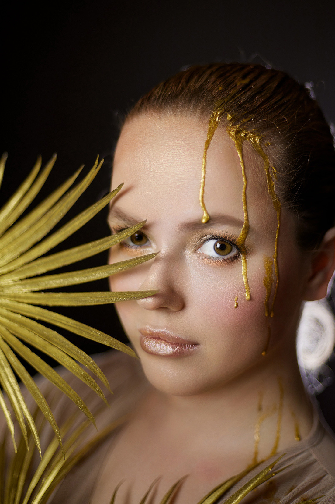 Девушка с золотой пальмовой веткой и на черном фоне. Девушка с жидким золотом на лице. Фотограф. Тимашевск. Кубань. Краснодарский край. Москва. Фотограф в Москве.