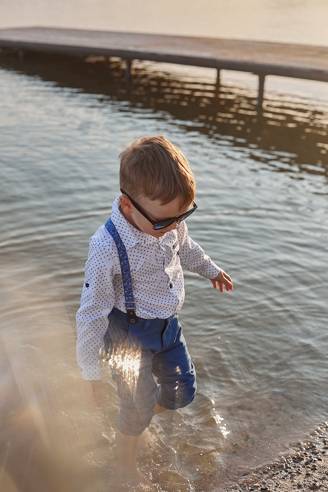 Мальчик ходит по кромке воды у реки. Фотограф. Тимашевск. Кубань. Краснодарский край.