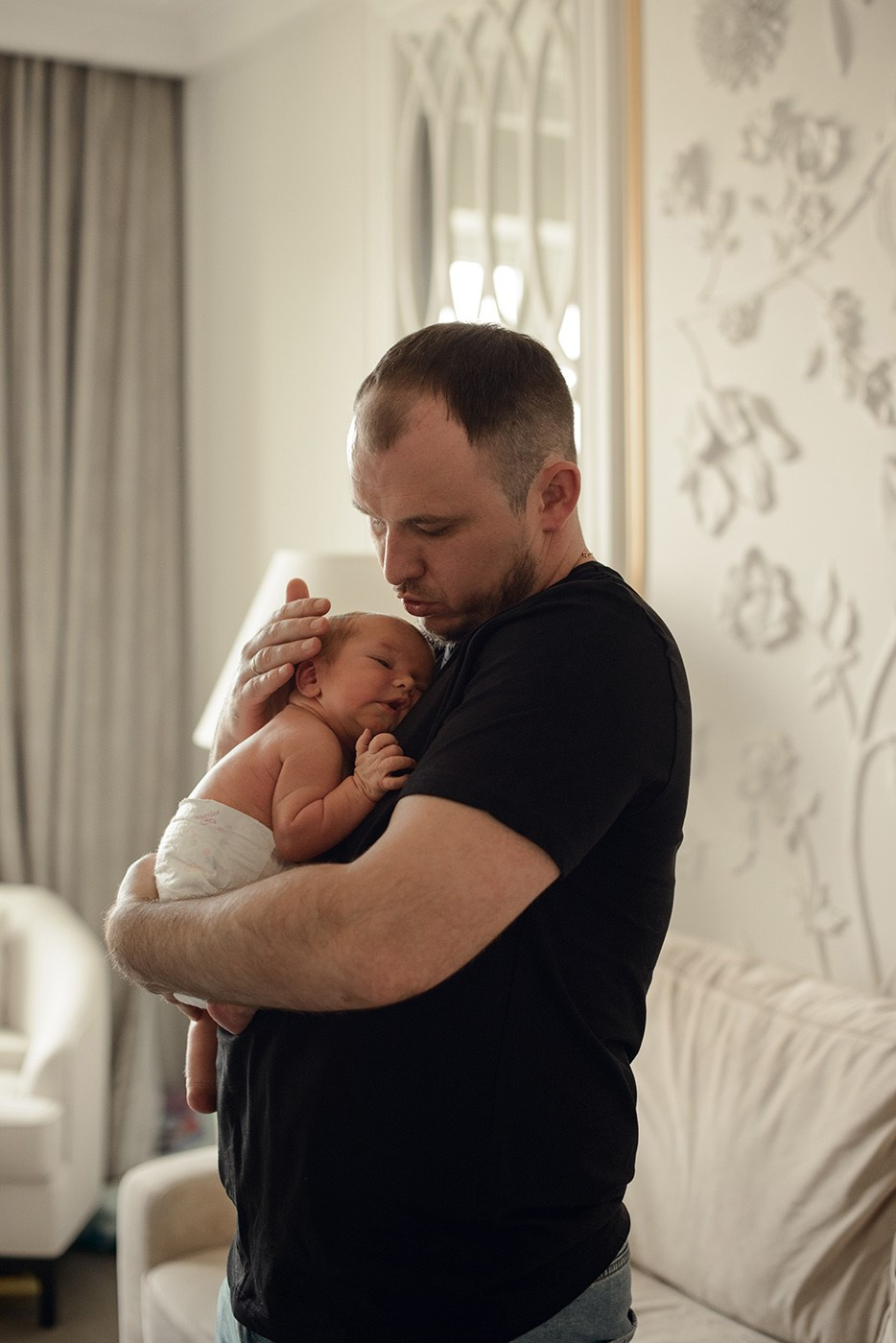 A family photo shoot at home, a family with a newborn baby. Photographer Elena Carruthers, Scotland