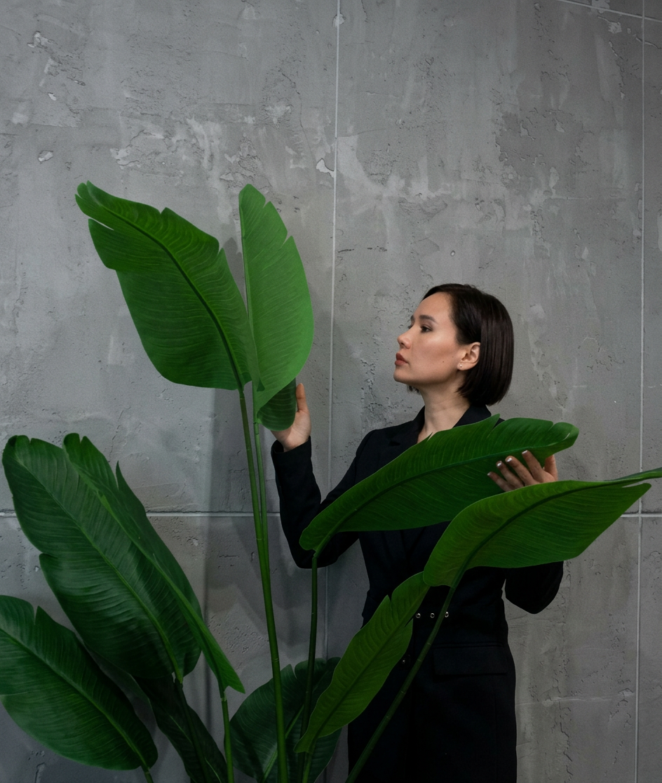 Девушка в студии с импульсным источником света, на фоне натуральных цветов