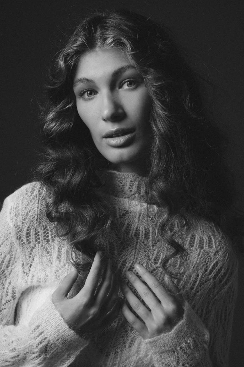 На фотографии модель которая позирует в студии