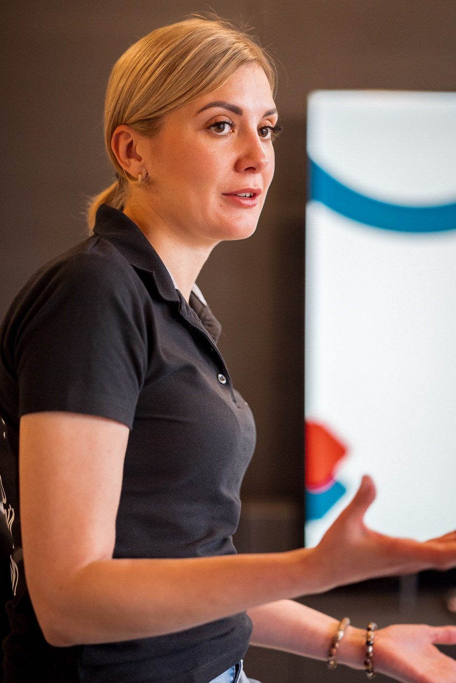 Презентация компании INTERSTONE — производителя и поставщика кварцевого камня, акрилового камня и широкоформатных керамических плит. ВУД ТВОРЕЦ мебельная фабрика|ТВОРЕЦ студия мебели