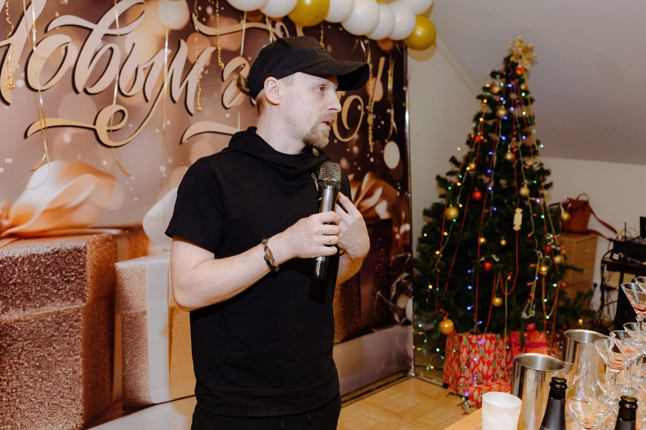 Ведущий + диджей + 1 из 8 моих услуг в подарок!