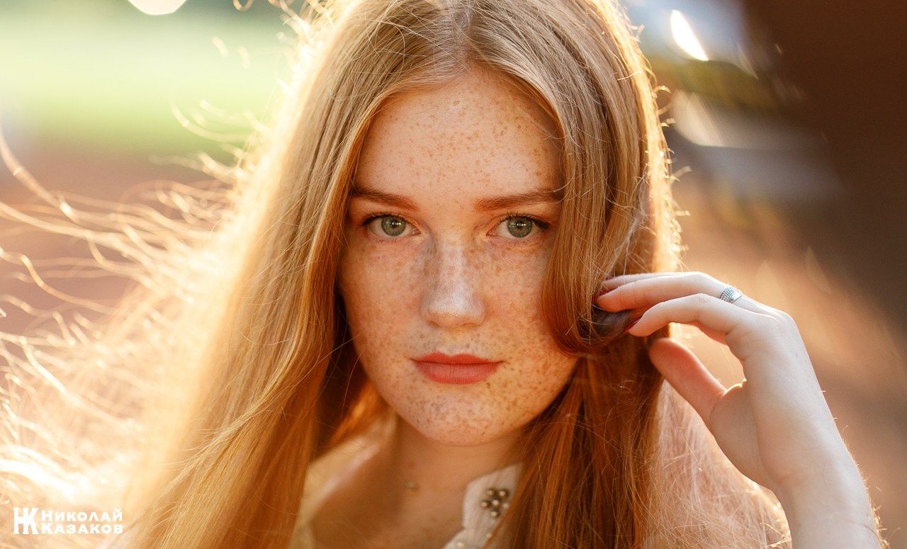 Эмоциональный портрет молодой девушки на закате в Санкт-Петерурге. Индивидуальная фотосессия в городе.