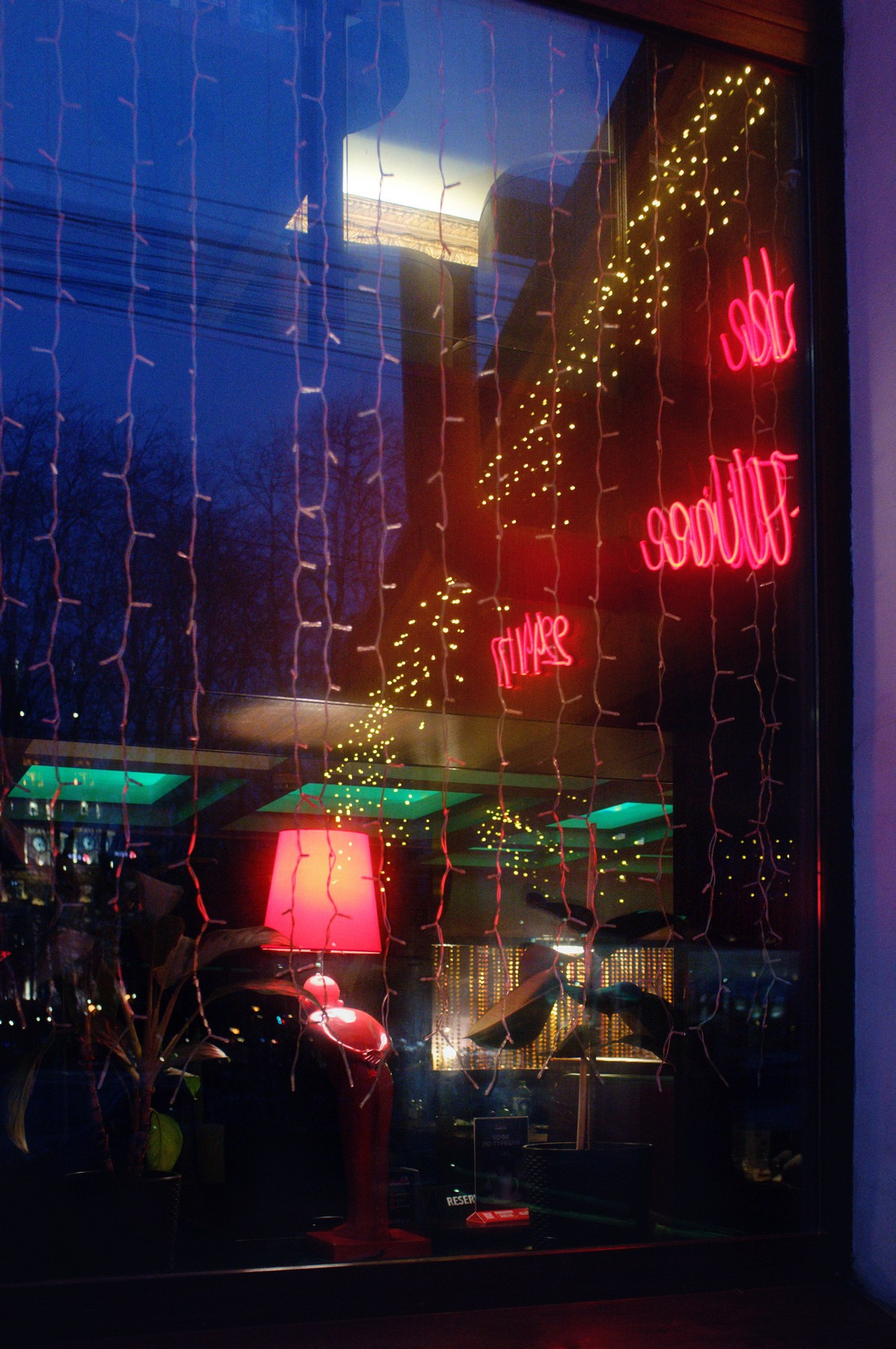 Витрина кафе у площади Ленина. Воронеж. Март. 2024 / Showcase cafe near Lenin Square. Voronezh. March. 2024
