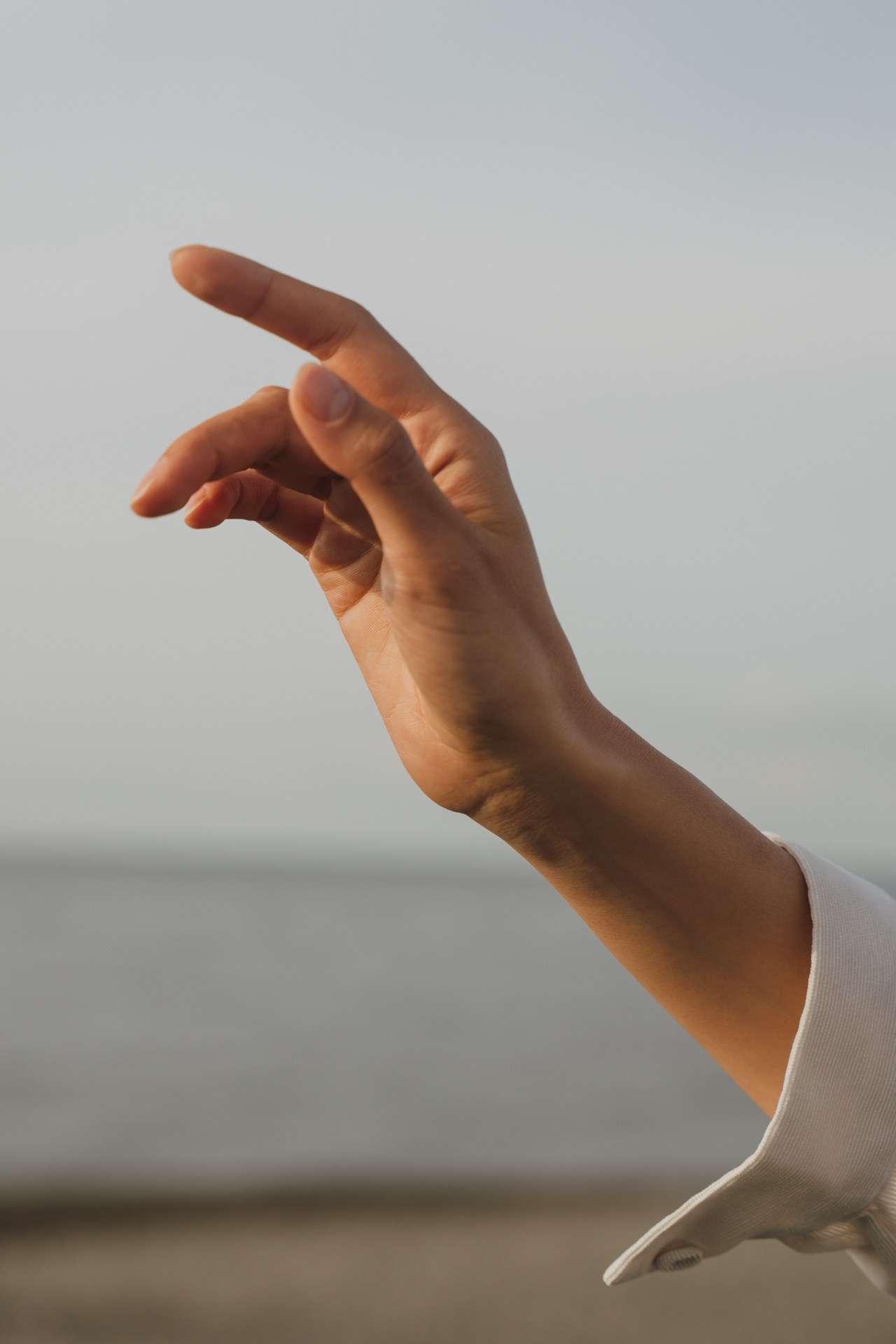 Фото руки девушки на фоне моря