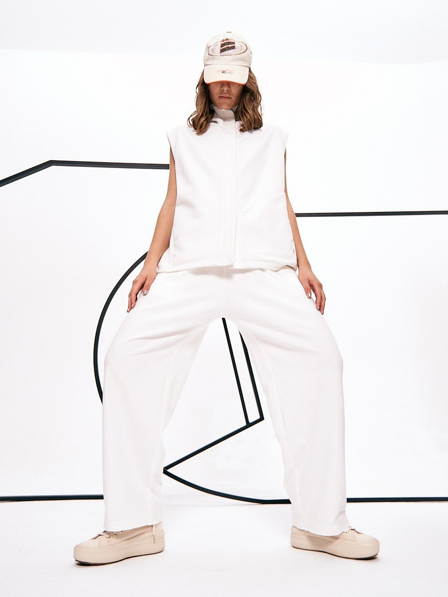 Fashion-съёмка женского образа в белом костюме для коллекции бренда, минималистичный фон