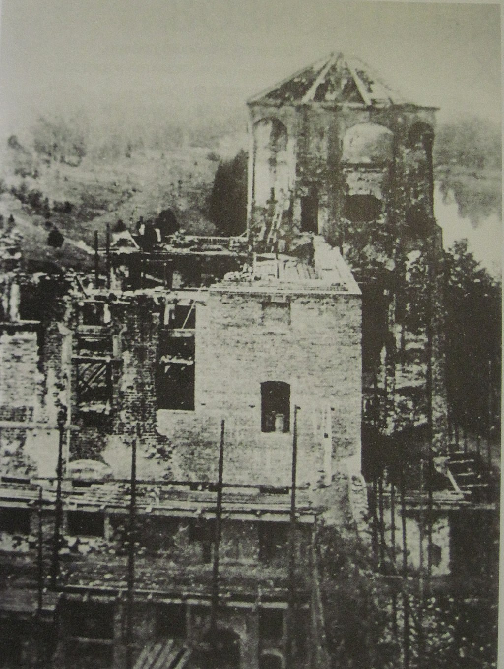 Реконструкция замка в 1920-е годы XX в.