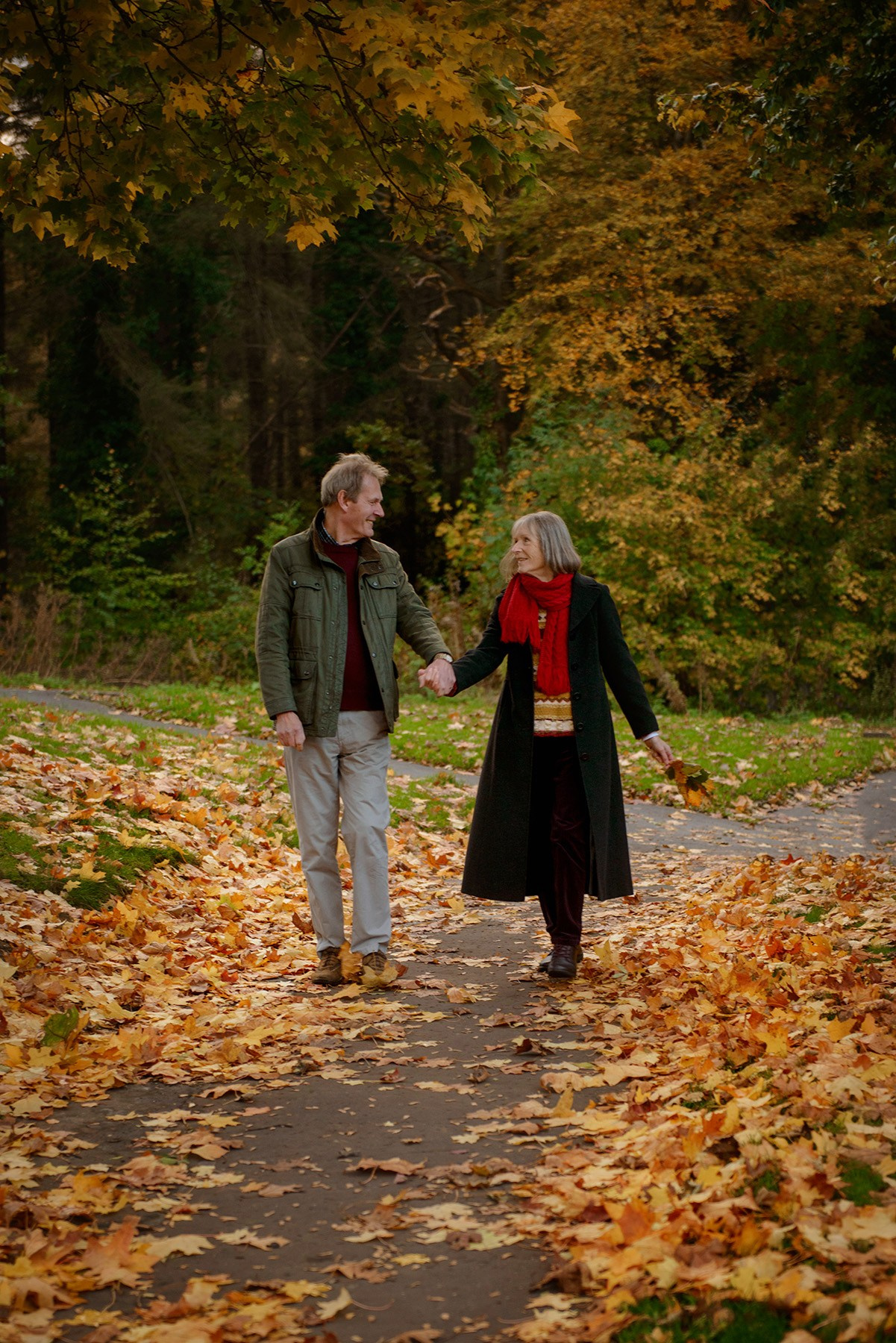 Photo session for a couple in a local autumn Scotland park. Elena Carruthers family photographer in Scotland (Edinburgh, Glasgow)