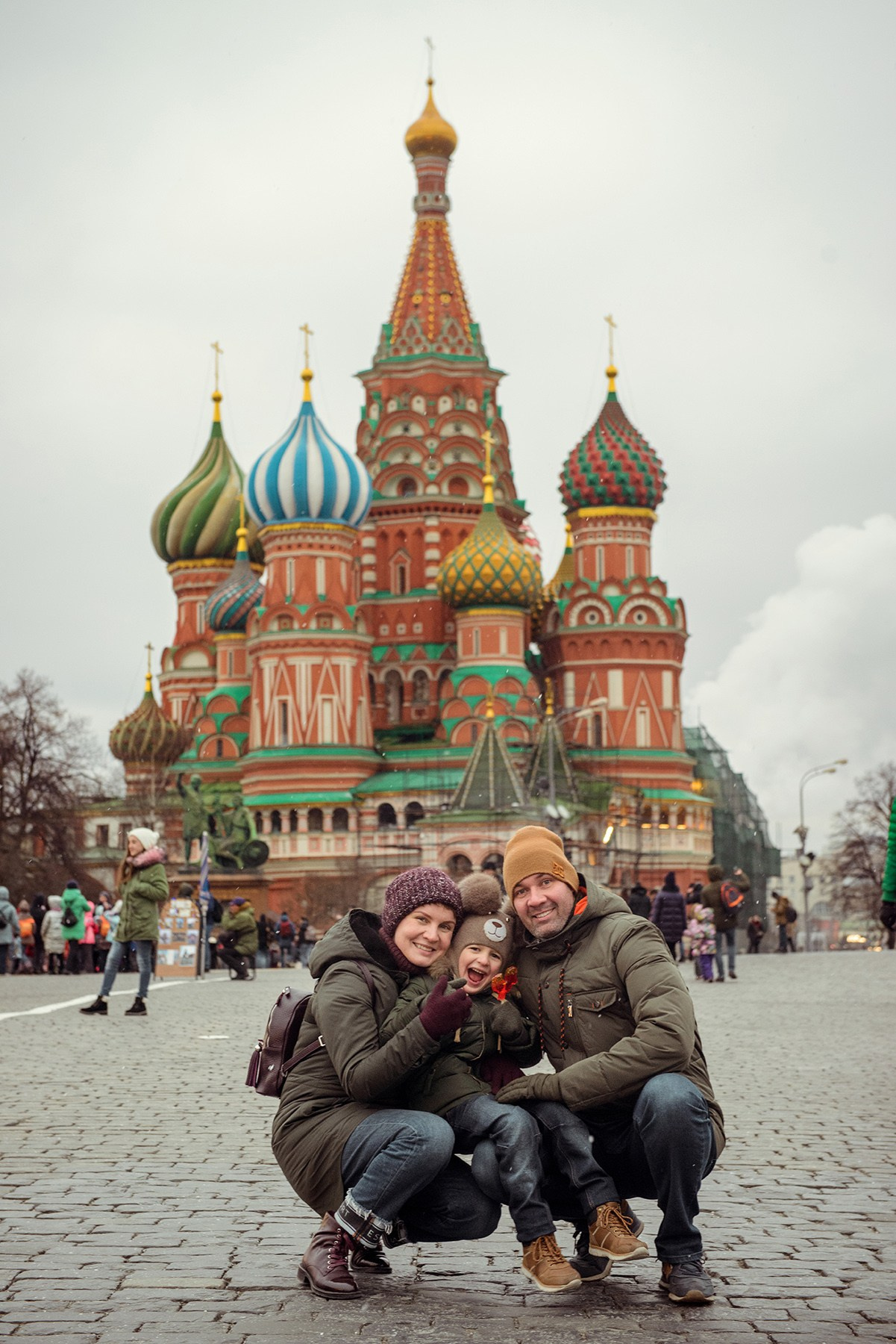 family photo shoot walking in the city. New Year Christmas photoshoot (Photographer in Edinburgh Elena Carruthers)