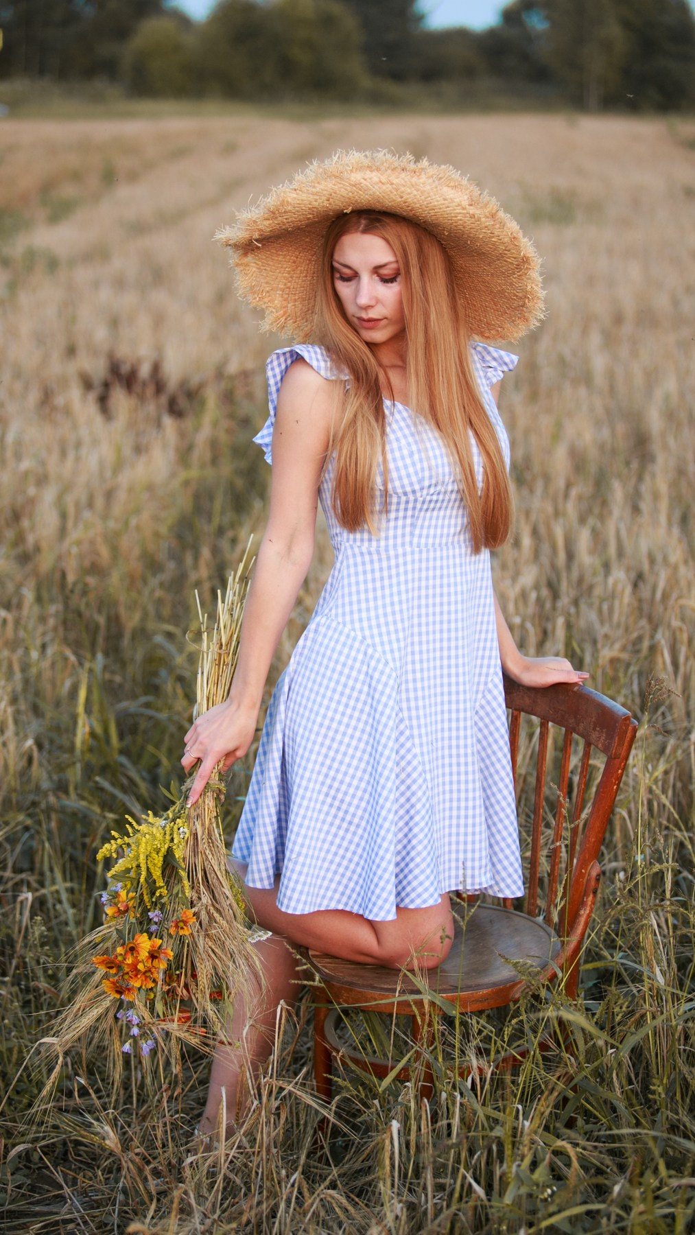 Фотосессия в поле пшеницы, съёмка с сеном и стогами, золотые поля. Семейный и детский фотограф в Москве Мария Быкова