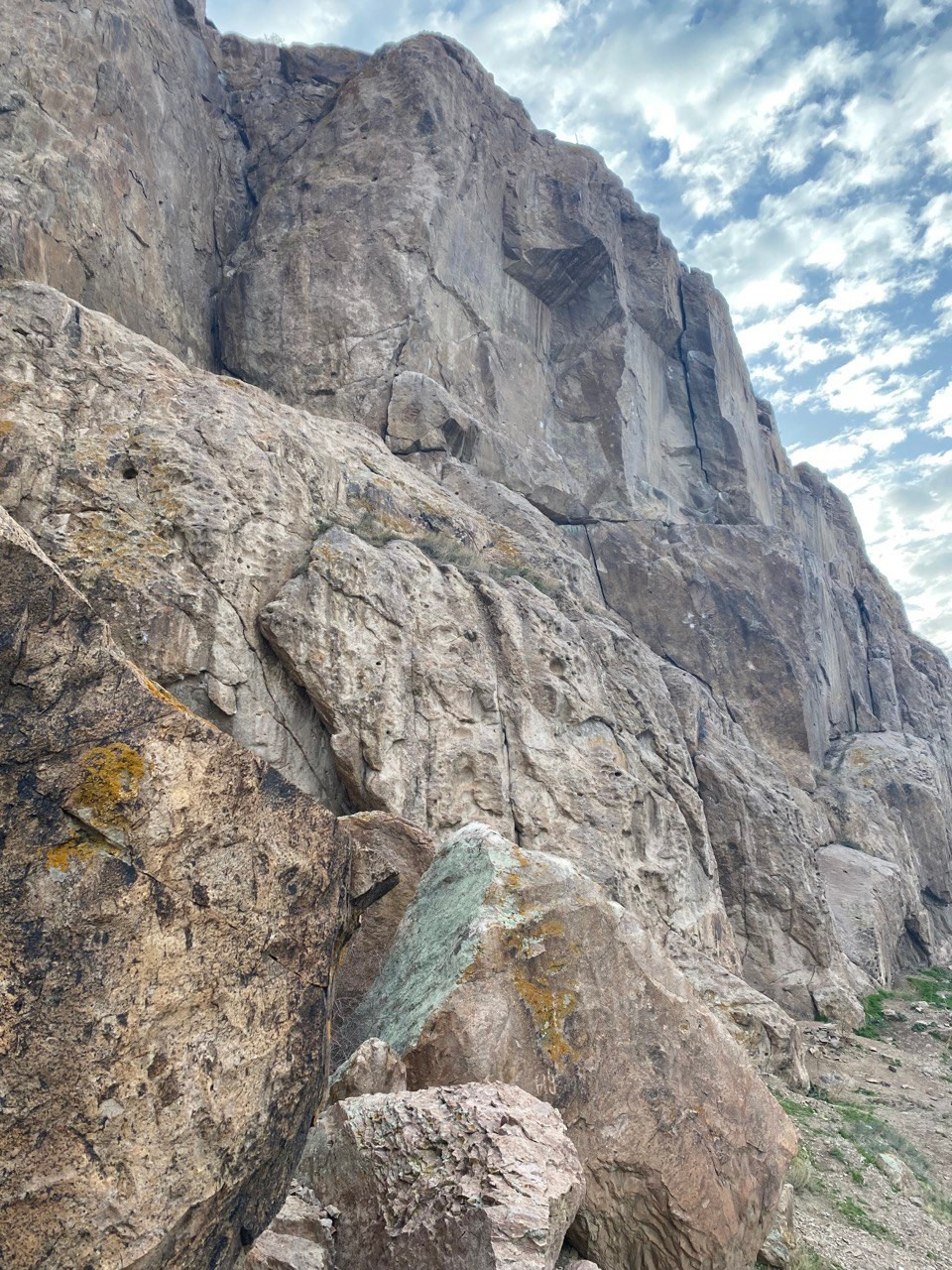 Петроглифы Тамгалы Тас Будда в Казахстане. Алматы. Где находится, как доехать из Алматы, фото и видео зимой и летом