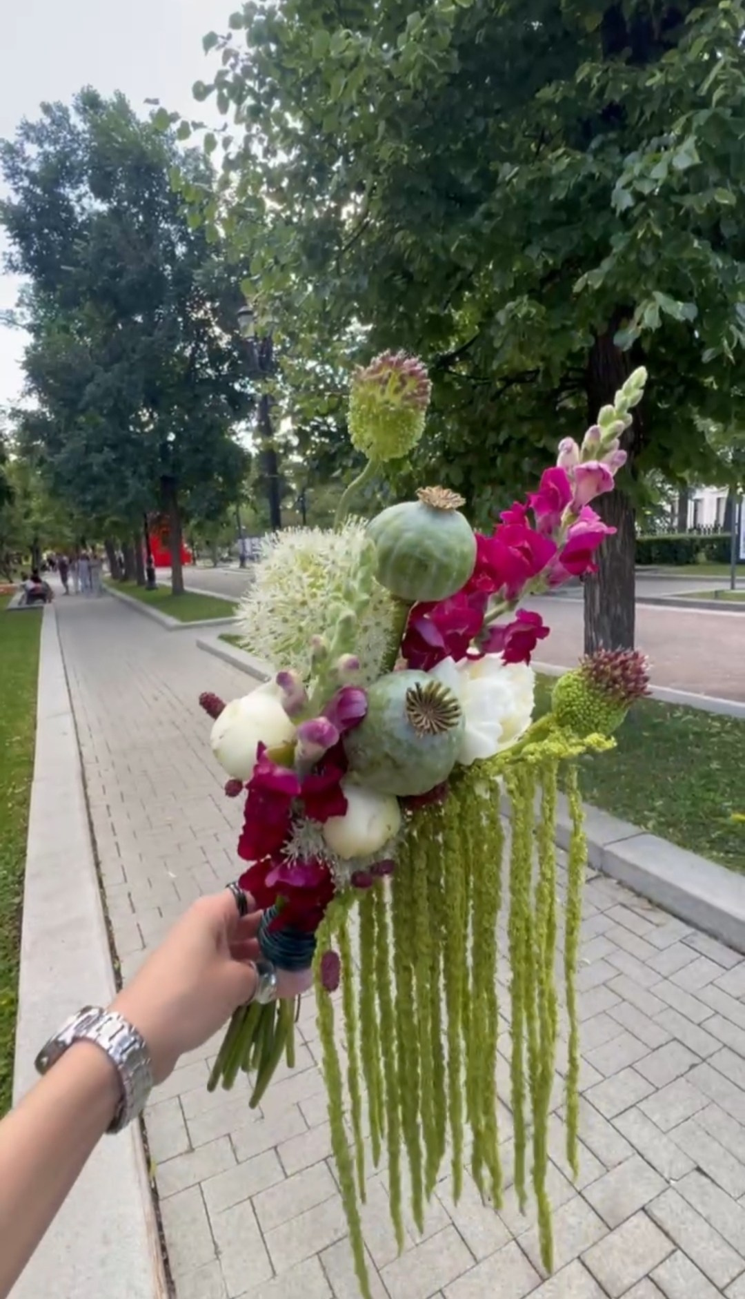 Букет с сезонными коробочками мака