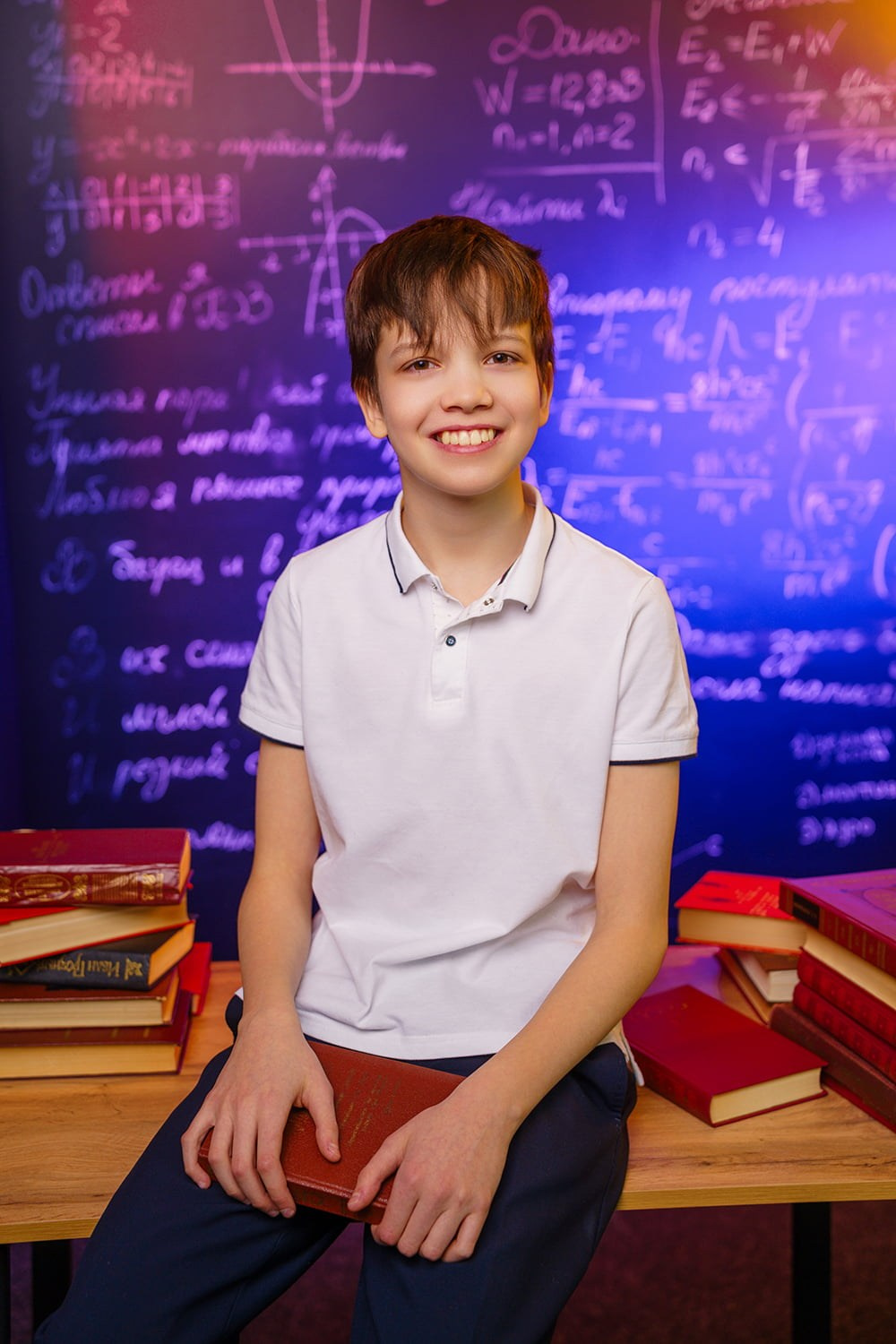 Фотосессия для выпускного альбома 9 класса в студии с цветными фильтрами. СИГМА | Студия выпускных альбомов Красноярск