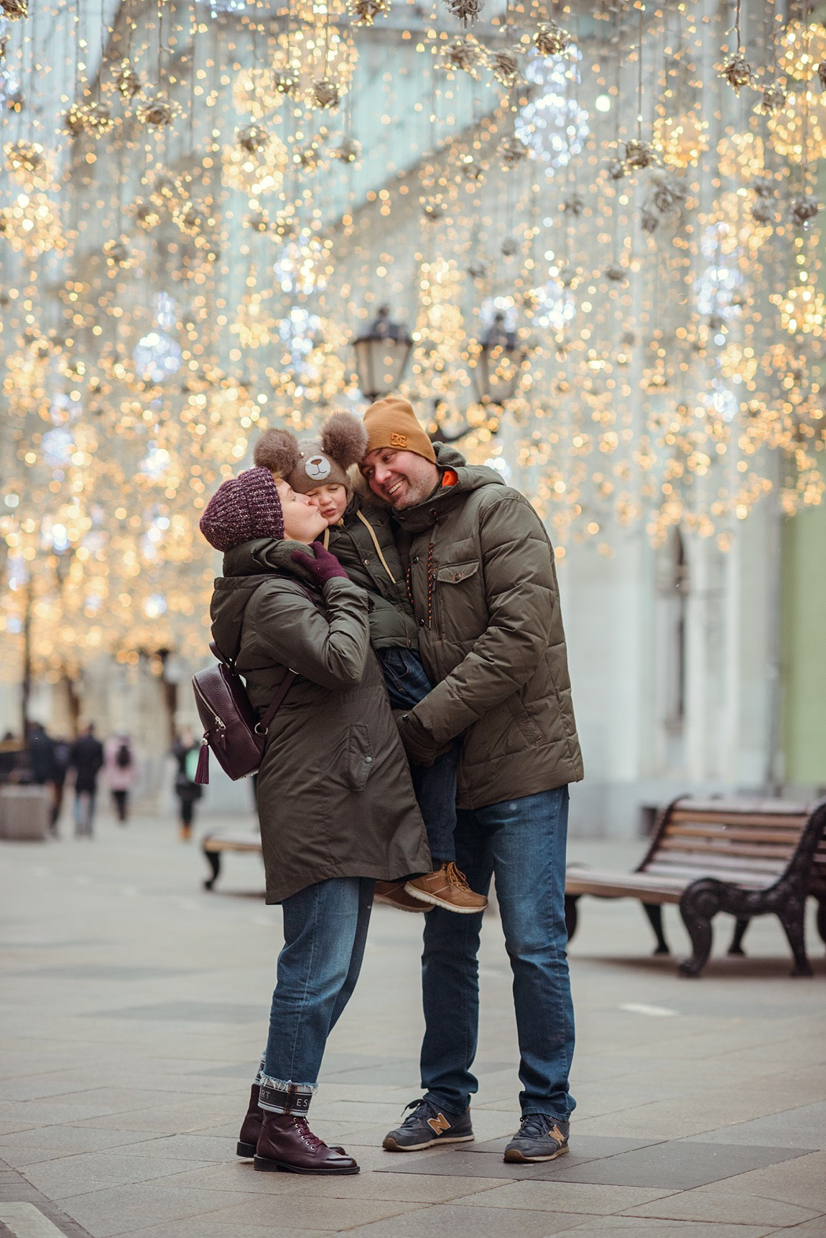 family photo shoot walking in the city. New Year Christmas photoshoot (Photographer in Edinburgh Elena Carruthers)