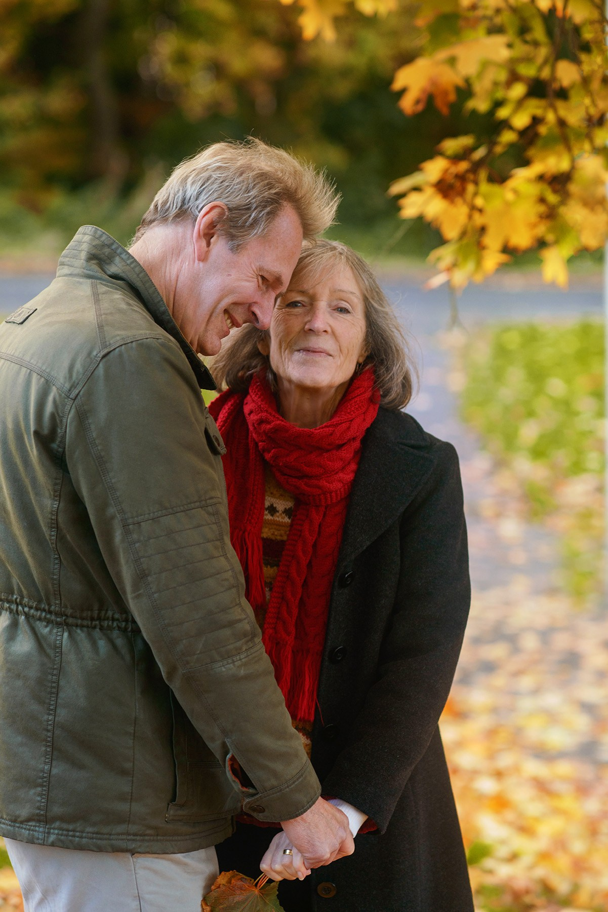 Photo session for a couple in a local autumn Scotland park. Elena Carruthers family photographer in Scotland (Edinburgh, Glasgow)