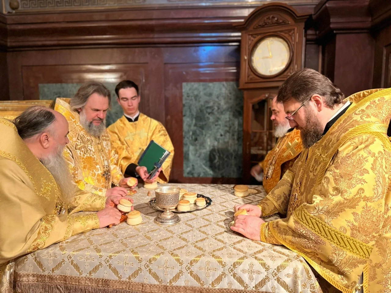 МИТРОПОЛИТ ИГНАТИЙ ПРИНЯЛ УЧАСТИЕ В БОЖЕСТВЕННОЙ ЛИТУРГИИ И ТОРЖЕСТВАХ В ДЕНЬ ТЕЗОИМЕНИТСТВА СВЯТЕЙШЕГО ПАТРИАРХА КИРИЛЛА. Саратовское Северо-Западное благочиние
