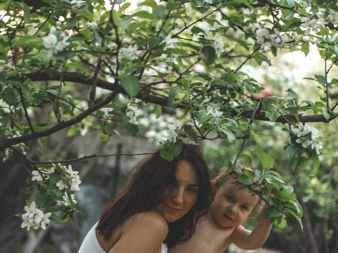 Под яблоней в нашем саду. Света Полетаева Москва
