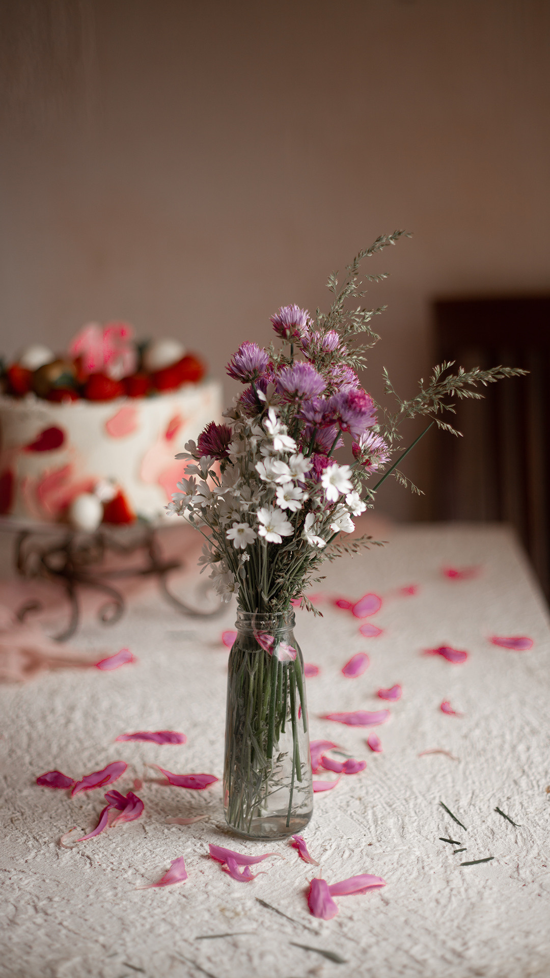 Цветы, которые принимают участие в фудфото. Cake food photo