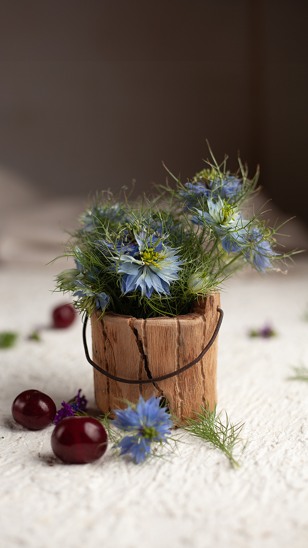 Цветы, которые принимают участие в фудфото. Cake food photo