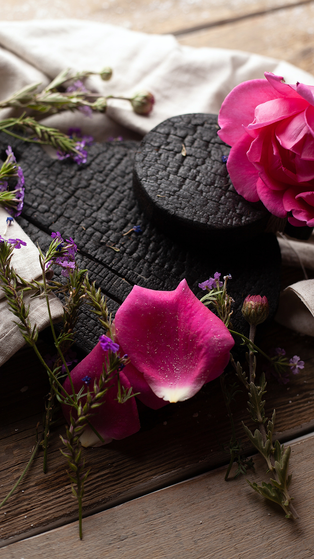 Цветы, которые принимают участие в фудфото. Cake food photo