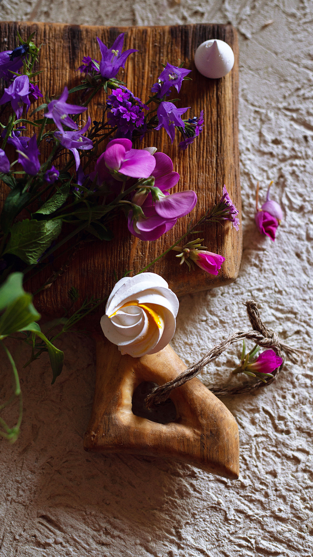 Цветы, которые принимают участие в фудфото. Cake food photo