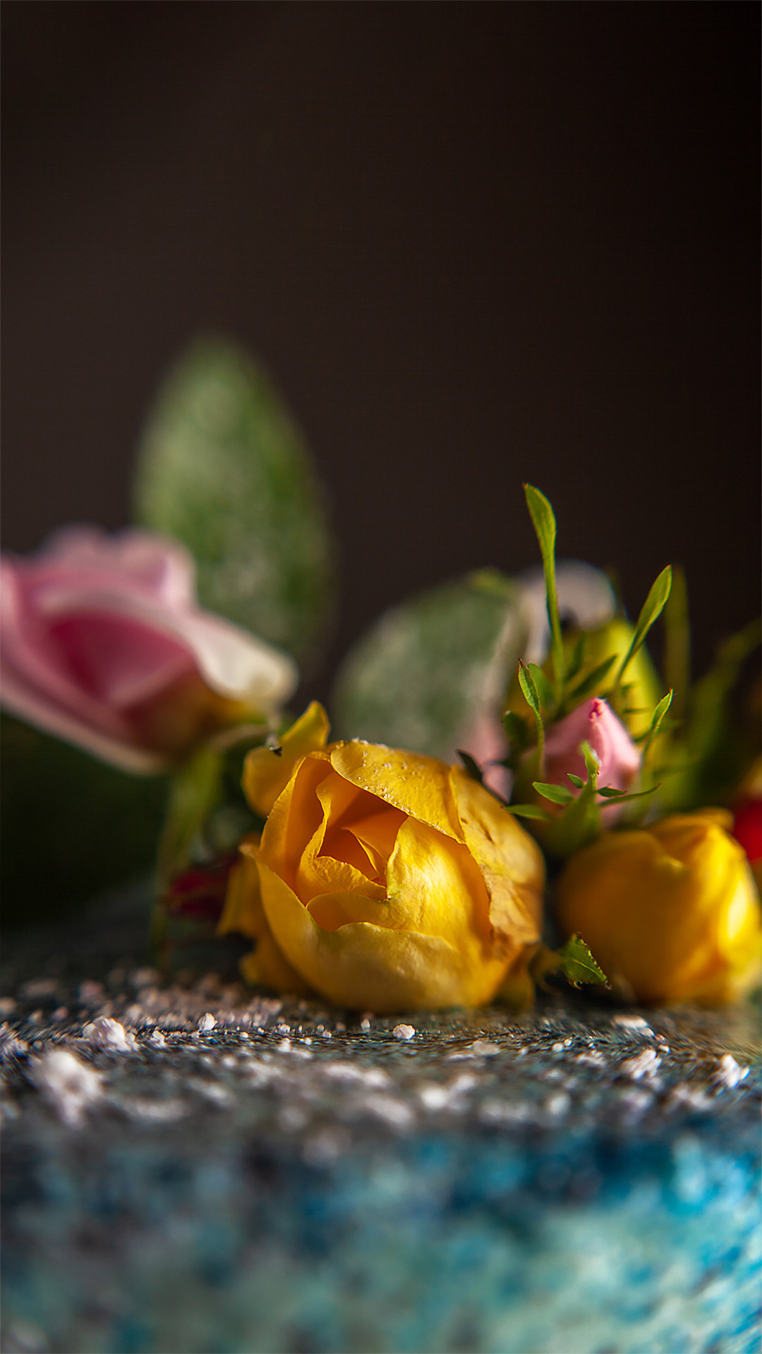 Цветы, которые принимают участие в фудфото. Cake food photo