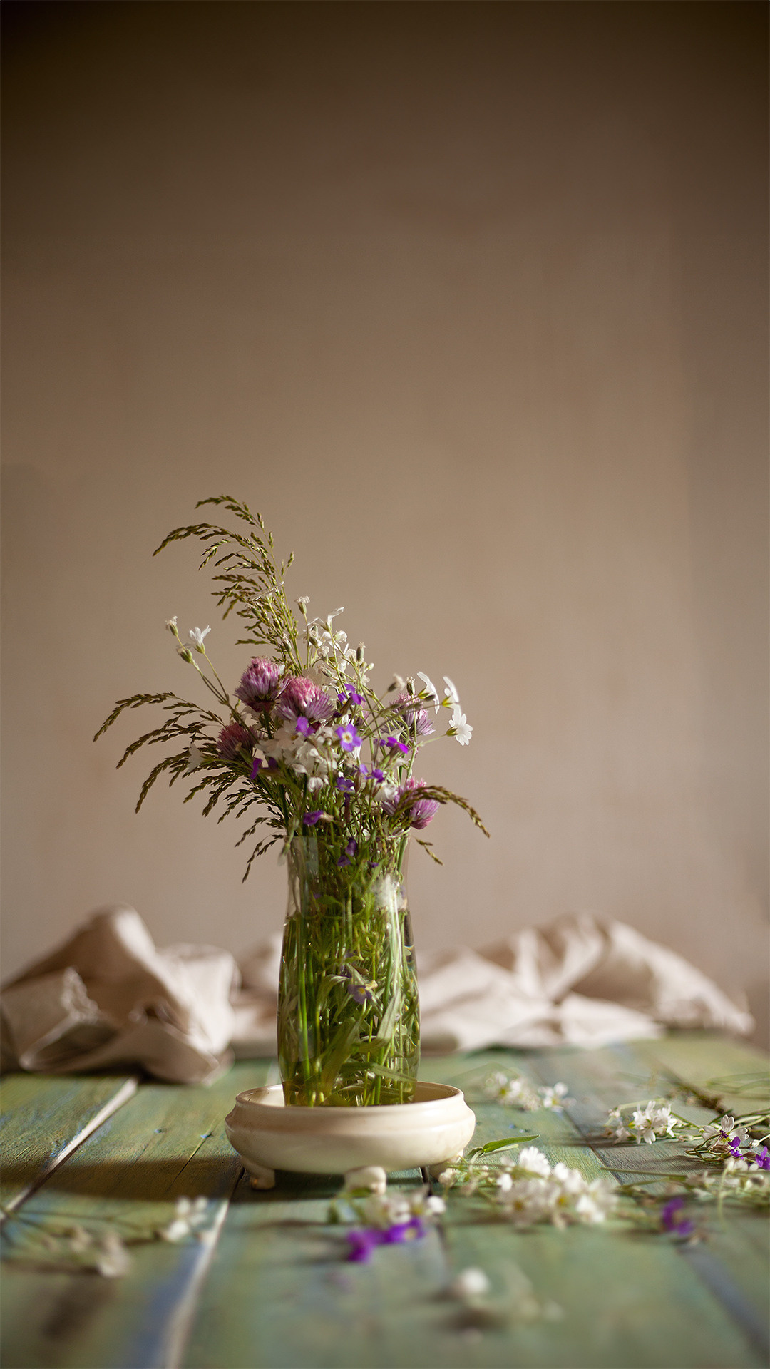 Цветы, которые принимают участие в фудфото. Cake food photo