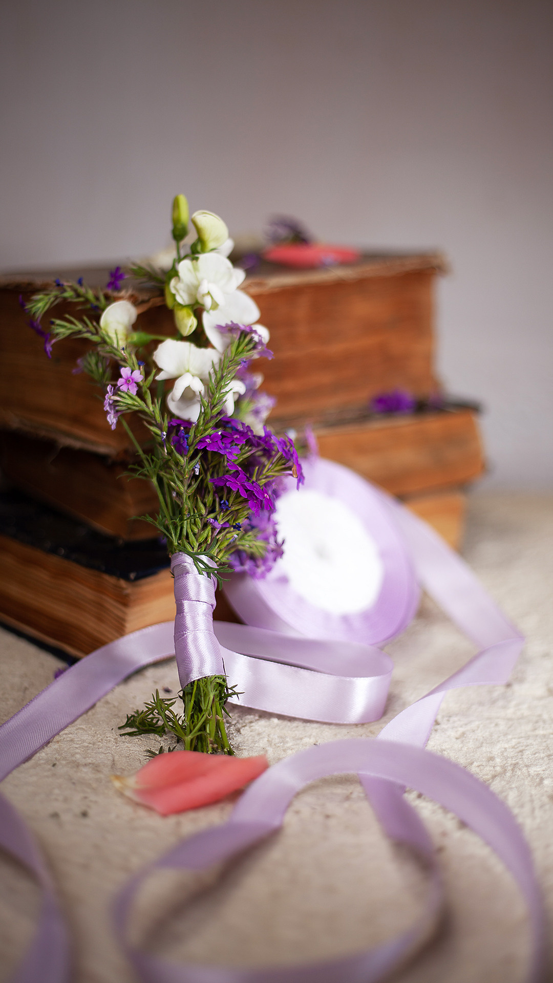 Цветы, которые принимают участие в фудфото. Cake food photo