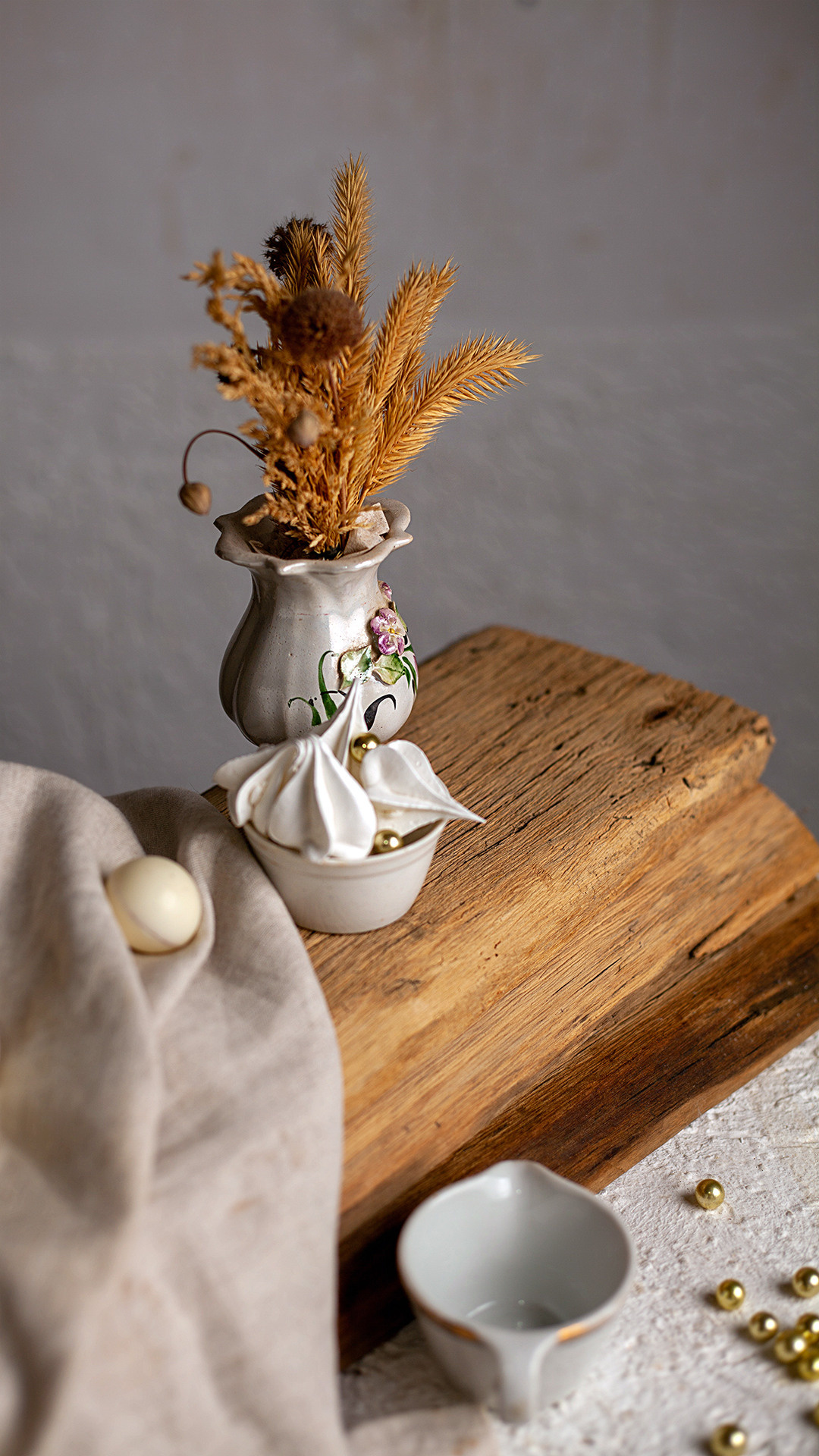 Цветы, которые принимают участие в фудфото. Cake food photo