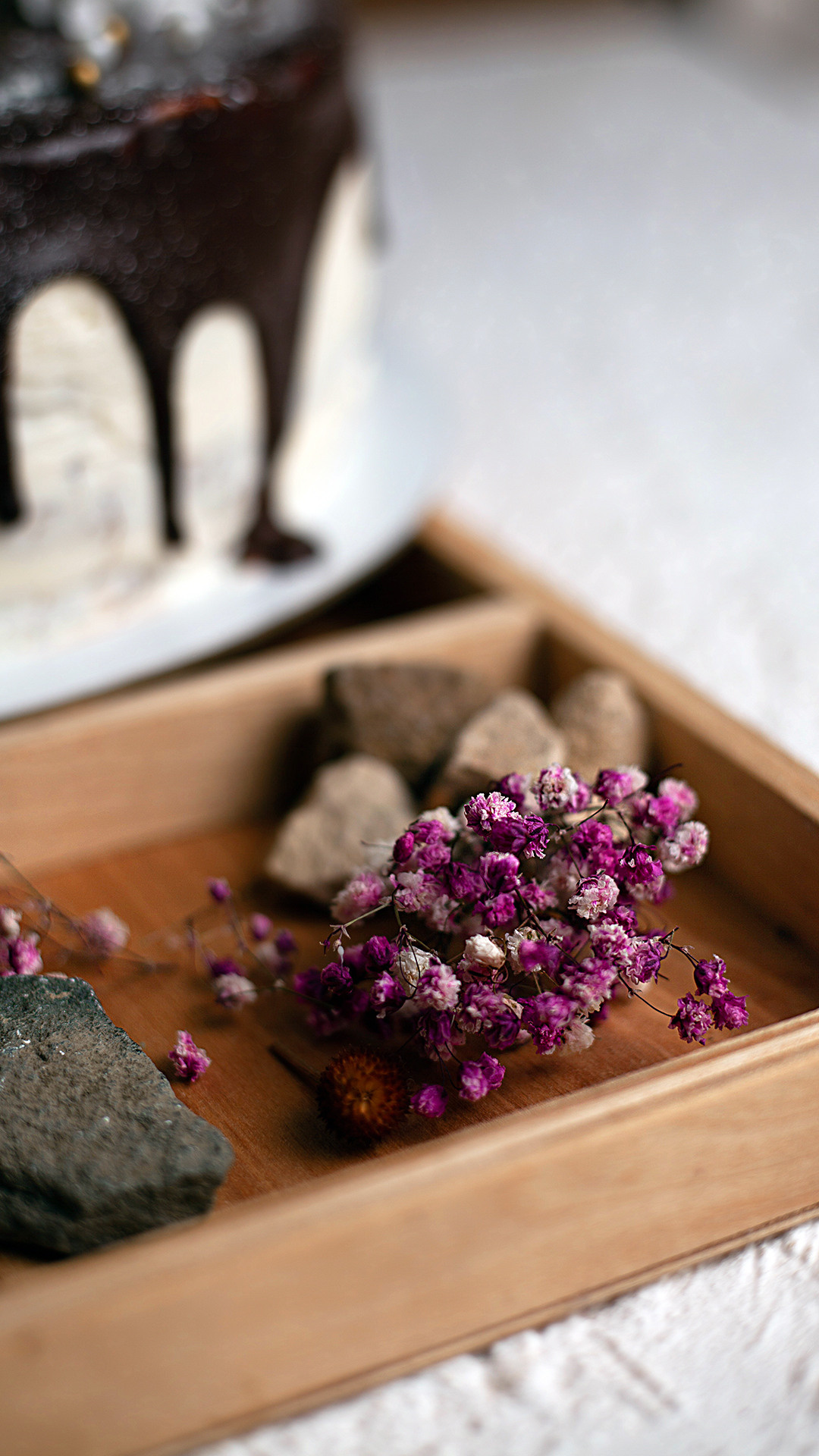 Цветы, которые принимают участие в фудфото. Cake food photo