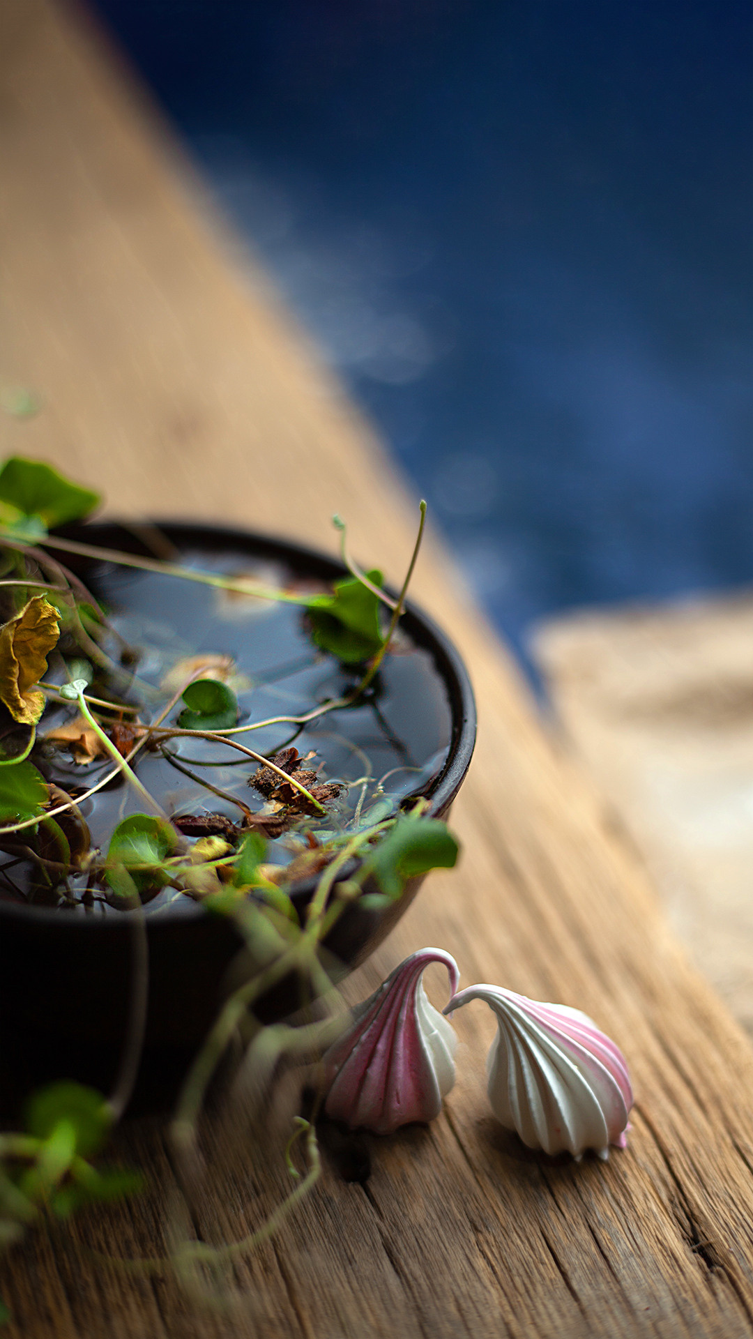 Цветы, которые принимают участие в фудфото. Cake food photo