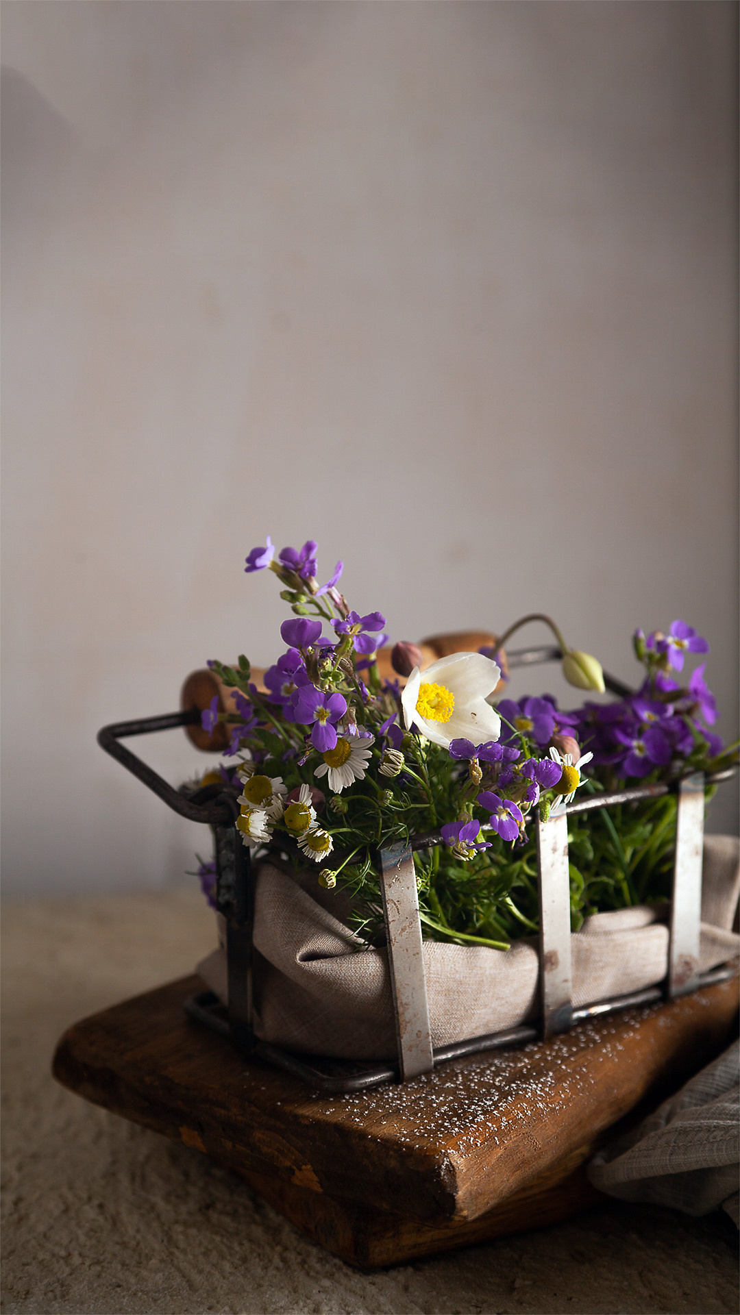 Цветы, которые принимают участие в фудфото. Cake food photo