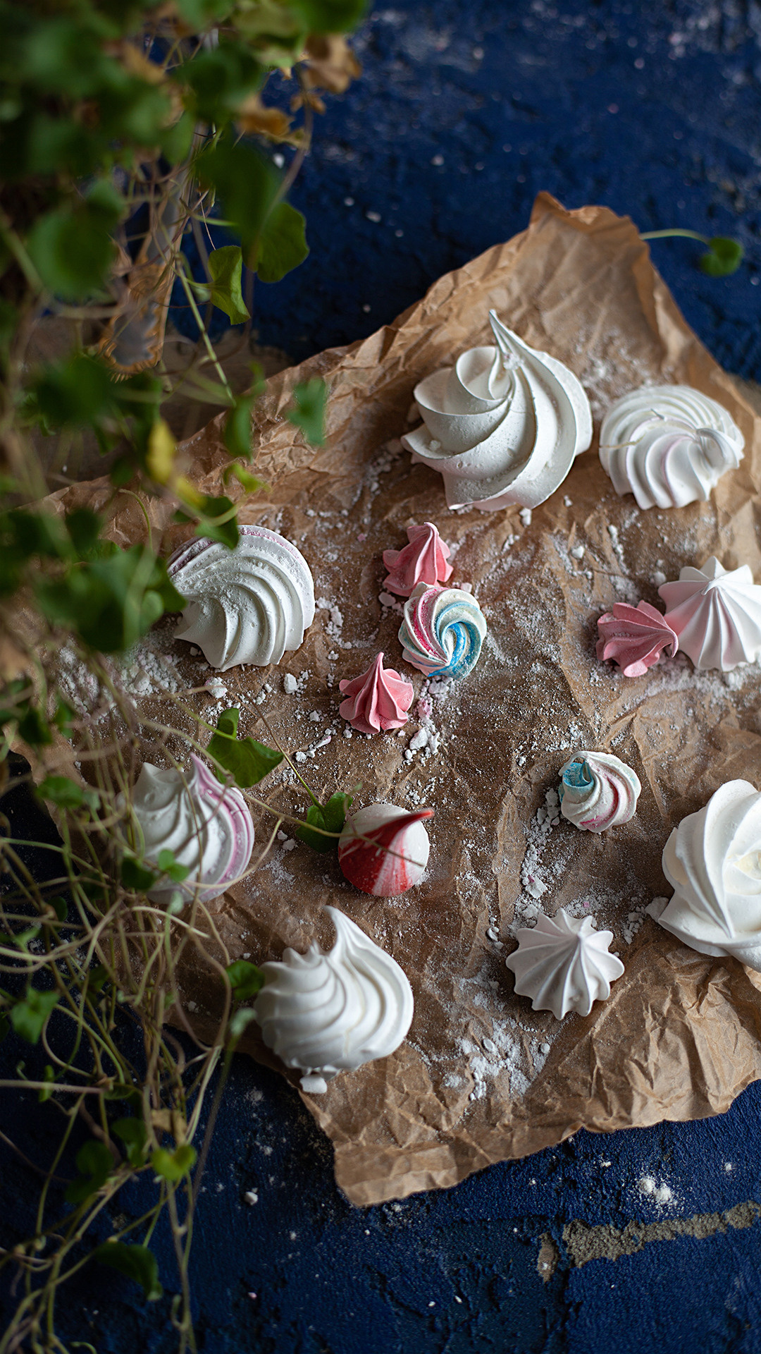 Цветы, которые принимают участие в фудфото. Cake food photo