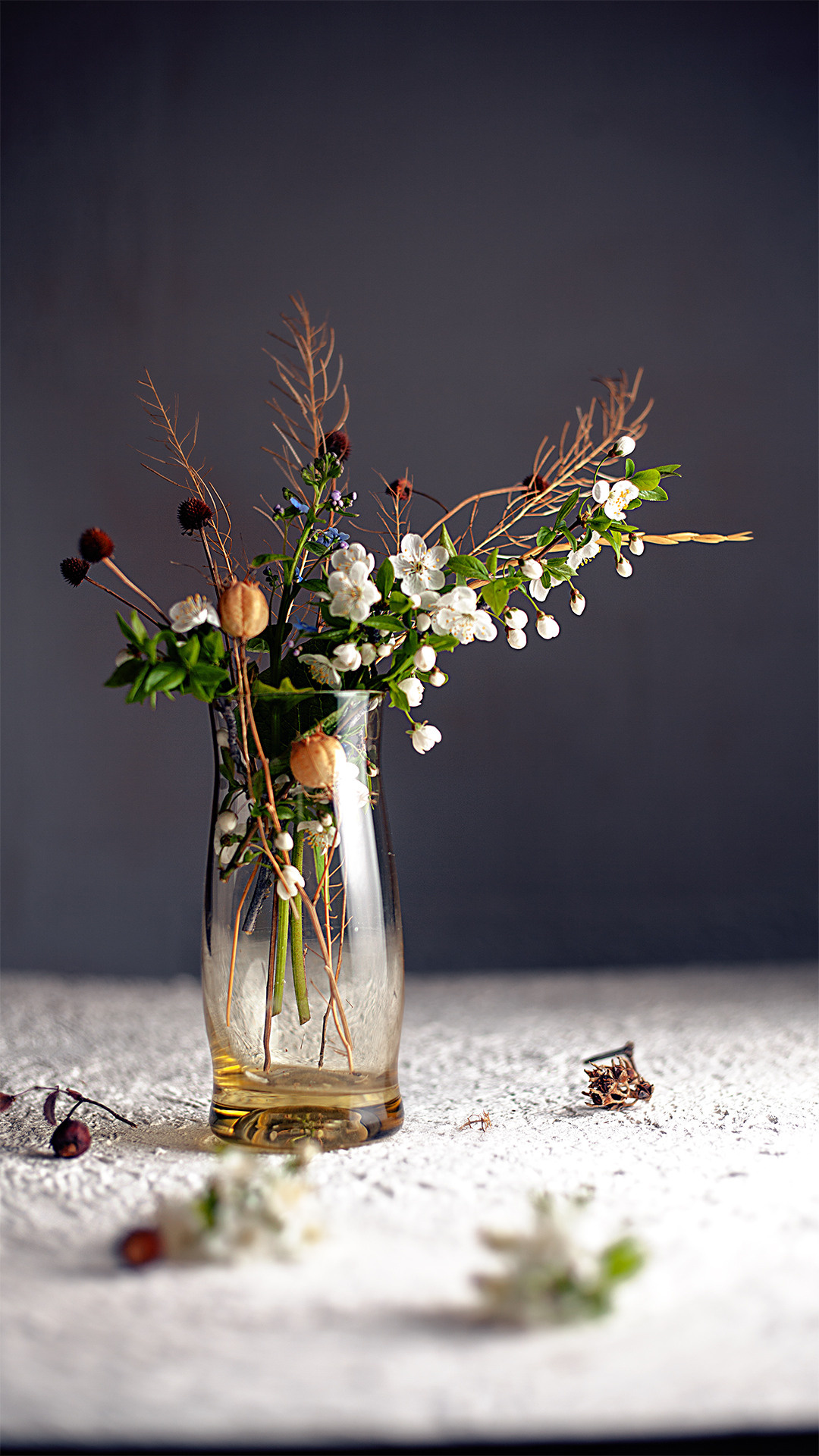 Цветы, которые принимают участие в фудфото. Cake food photo