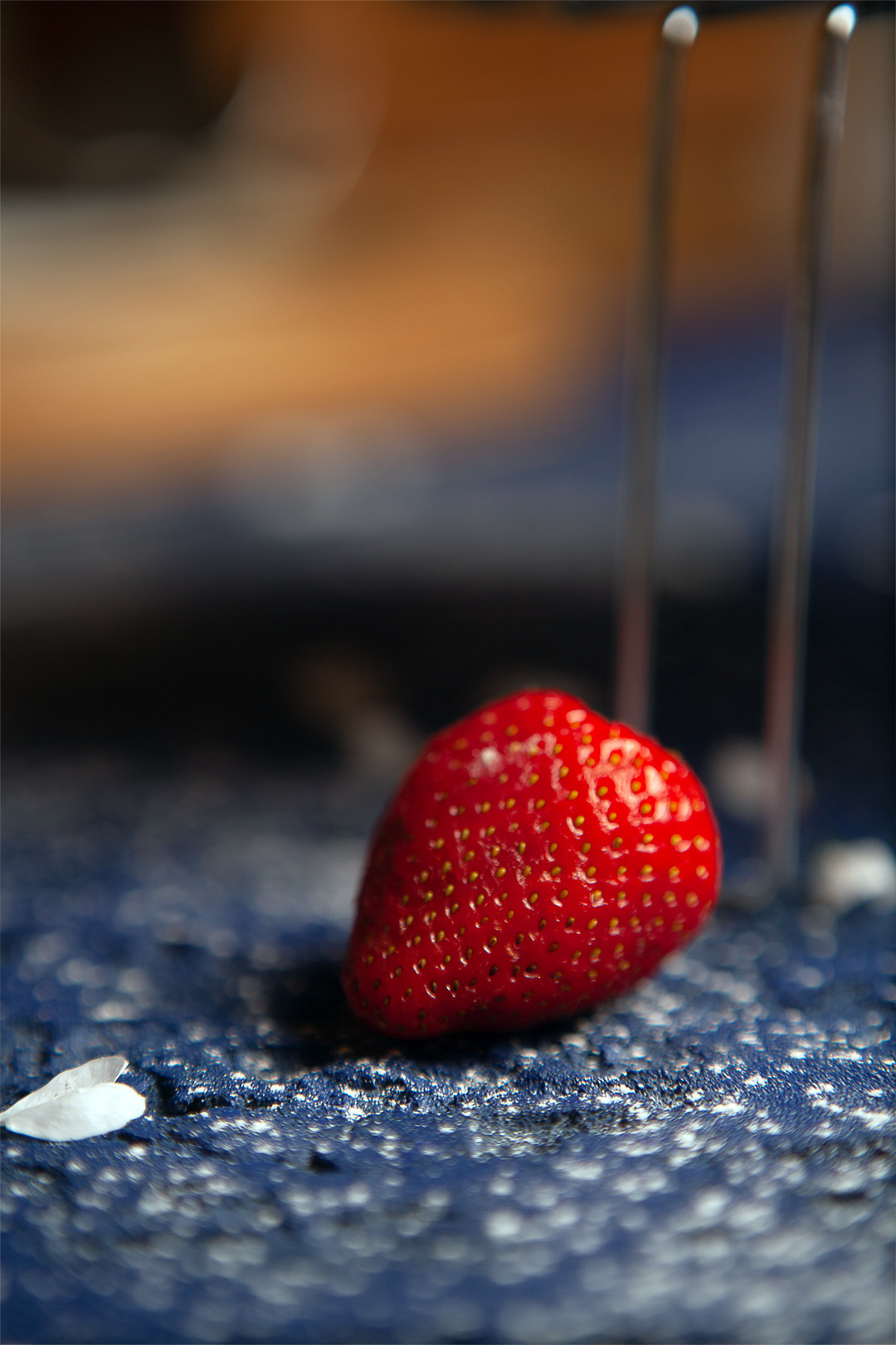 Цветы, которые принимают участие в фудфото. Cake food photo