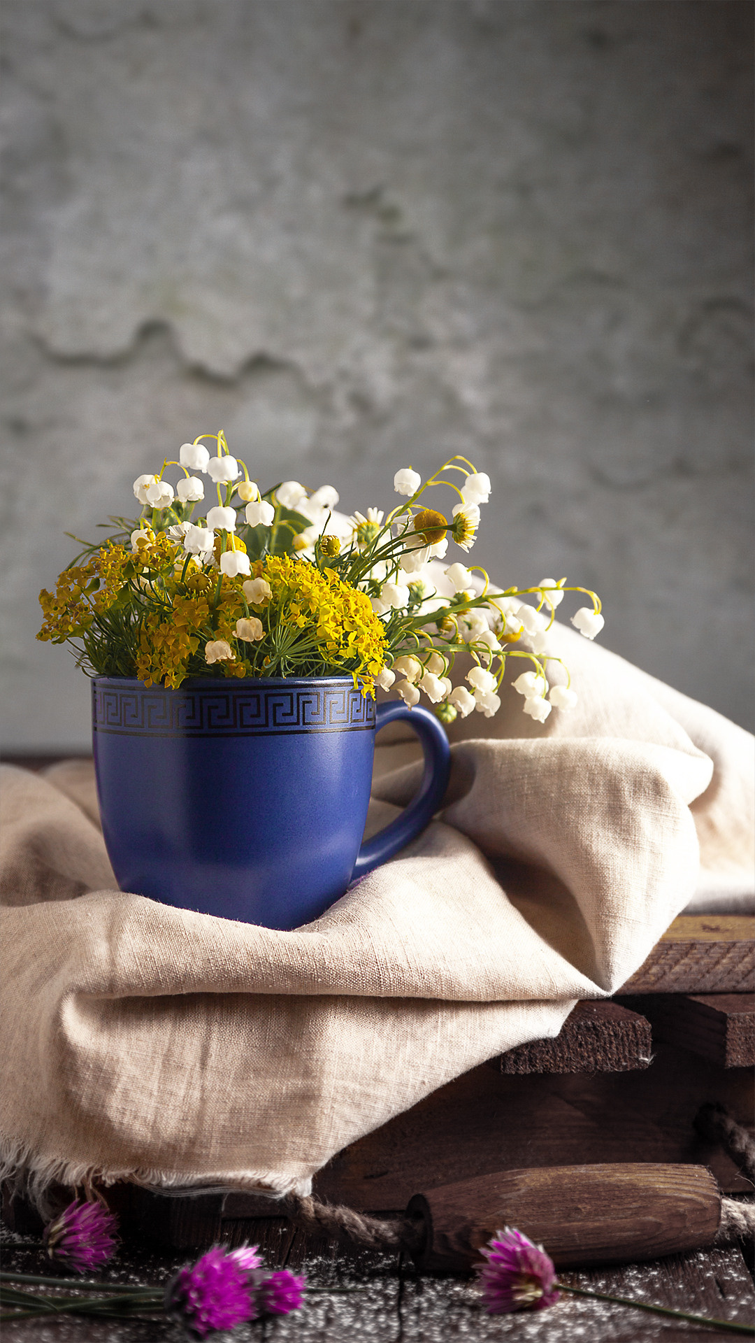 Цветы, которые принимают участие в фудфото. Cake food photo