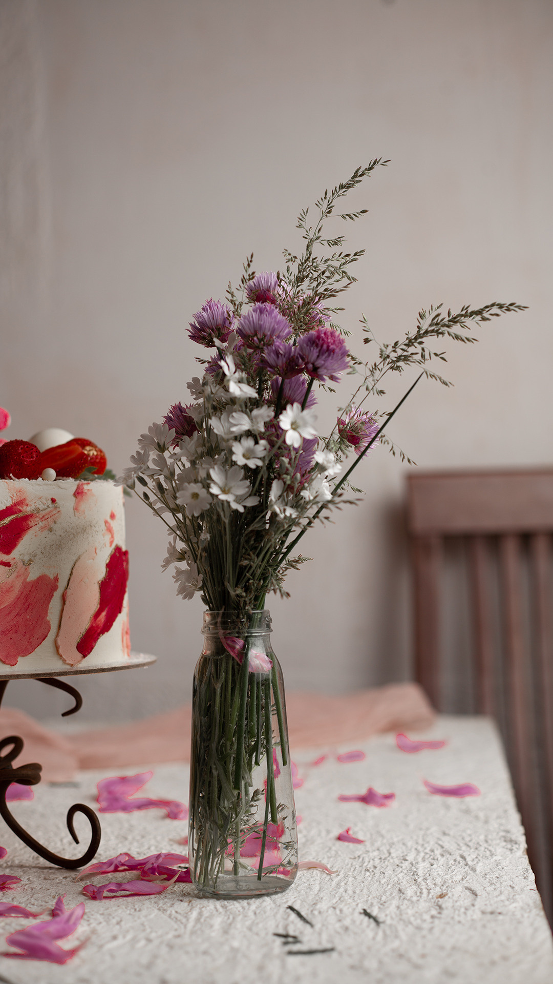 Цветы, которые принимают участие в фудфото. Cake food photo