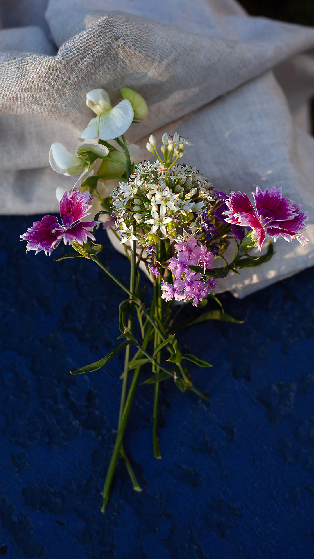 Цветы, которые принимают участие в фудфото. Cake food photo