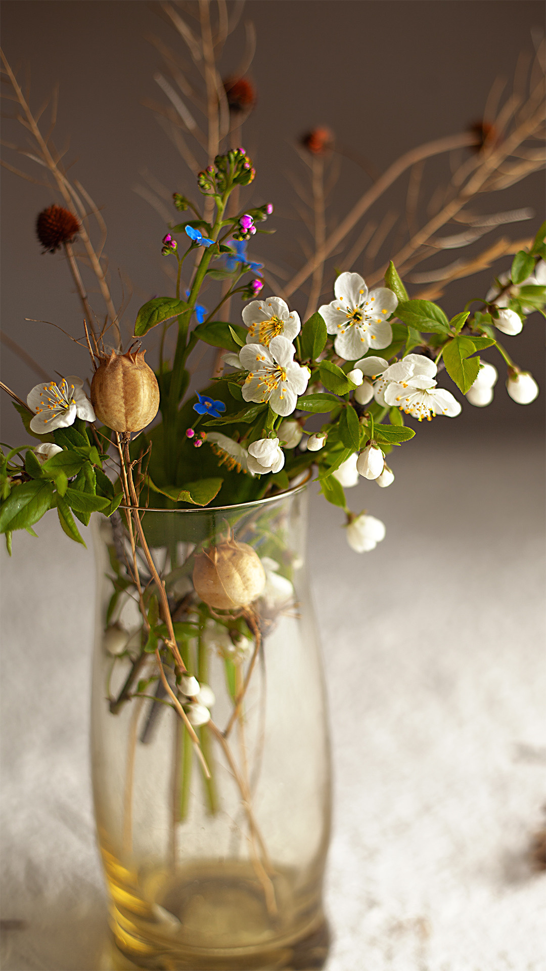 Цветы, которые принимают участие в фудфото. Cake food photo