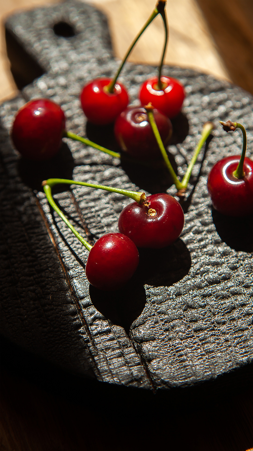 Цветы, которые принимают участие в фудфото. Cake food photo