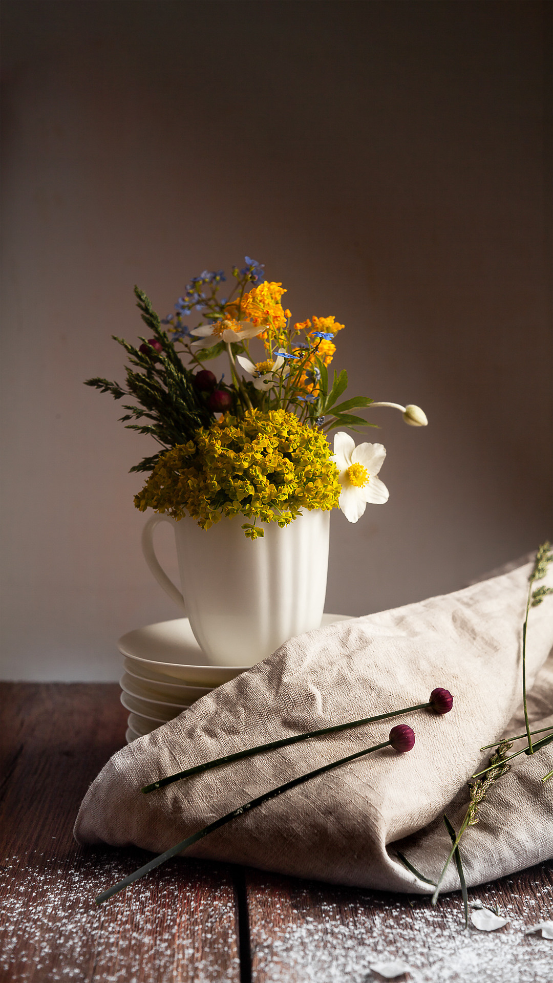 Цветы, которые принимают участие в фудфото. Cake food photo