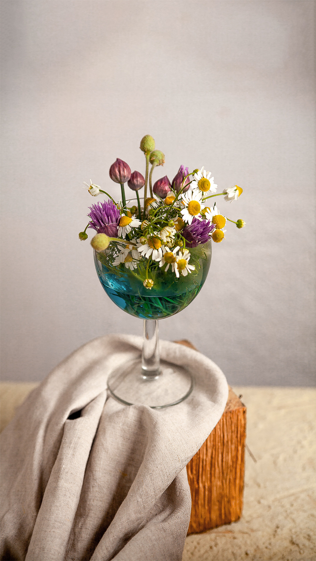 Цветы, которые принимают участие в фудфото. Cake food photo