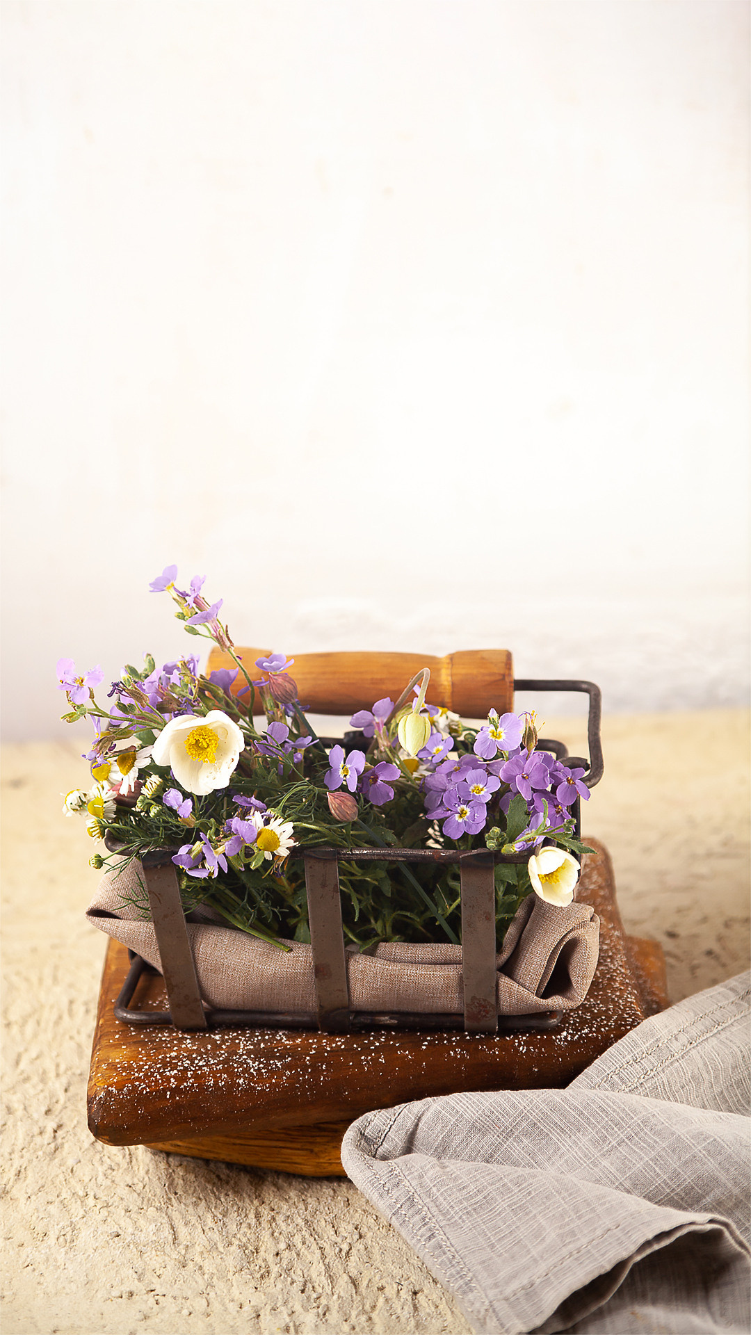 Цветы, которые принимают участие в фудфото. Cake food photo