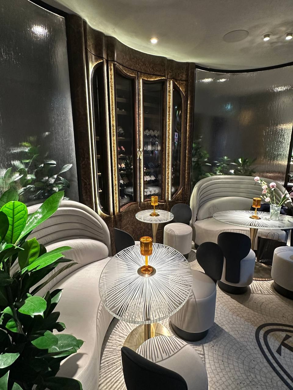 Сложное — возможное: радиусная облицовка корнем ореха. DRVO — мебельное производство полного цикла