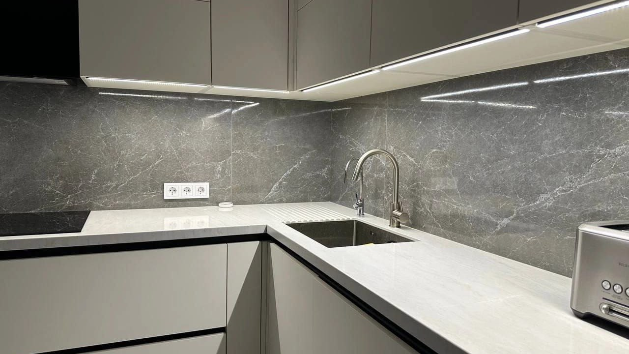 Кухня с мраморным фартуком