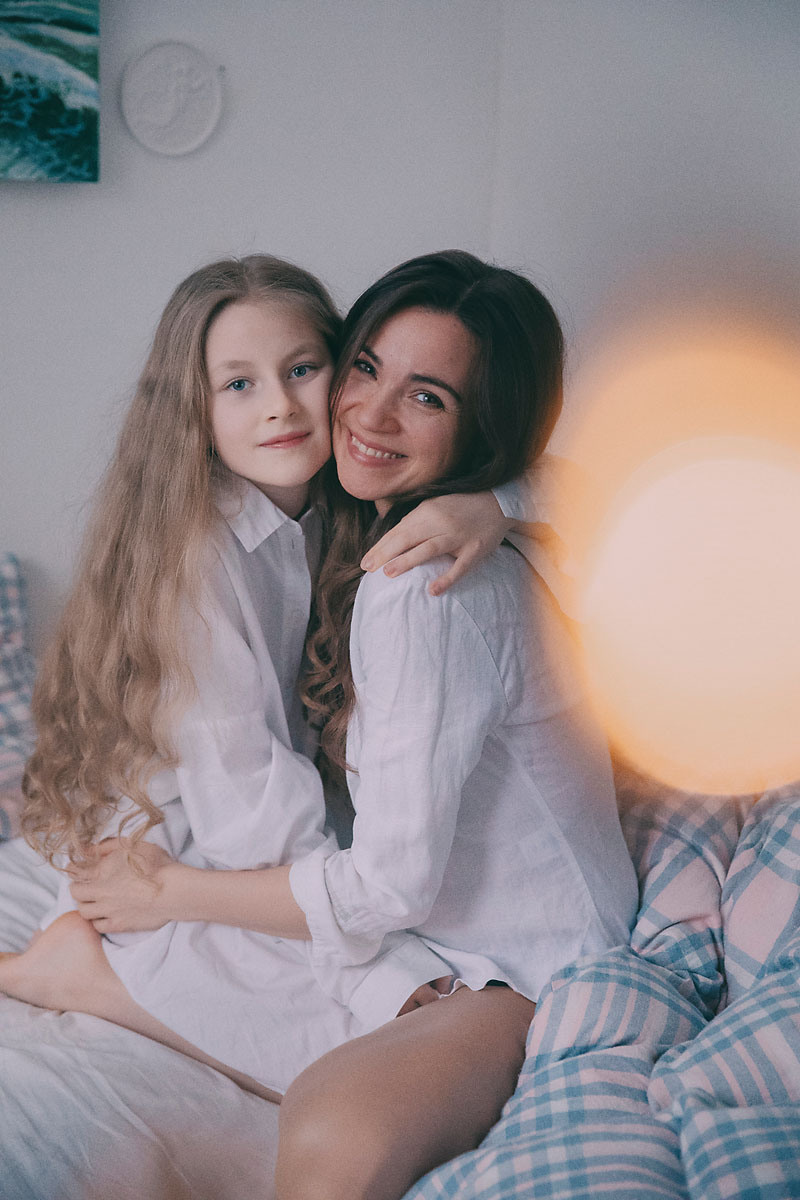Домашняя уютная фотосессия мамы и дочки
