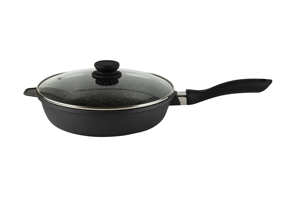Сковорда черная с крышкой с черной ручкой на белом фоне