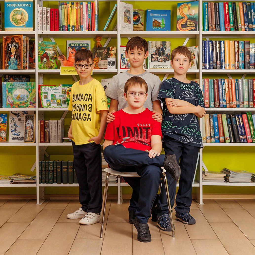 Выпускные альбомы для 4 класса: съёмка в библиотеке. СИГМА | Студия выпускных альбомов Красноярск