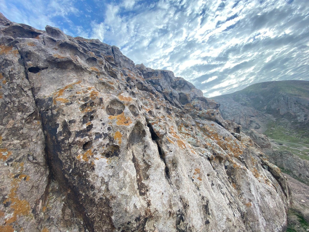 Петроглифы Тамгалы Тас Будда в Казахстане. Алматы. Где находится, как доехать из Алматы, фото и видео зимой и летом